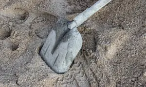 Ile łopat materiału potrzebujesz na worek cementu 25 kg?