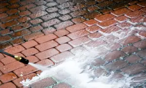 Jak wyczyścić cegłę klinkierową z zaprawy - skuteczne metody i porady