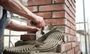 Jaką zaprawę do murowania wędzarni wybrać, by uniknąć problemów?