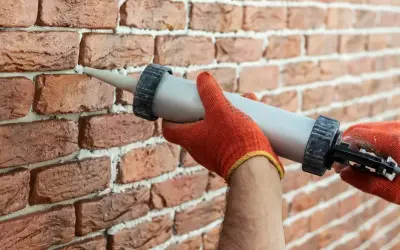 Czym fugować cegłę, aby uniknąć najczęstszych błędów?