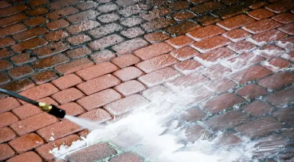 Jak wyczyścić cegłę klinkierową z zaprawy - skuteczne metody i porady