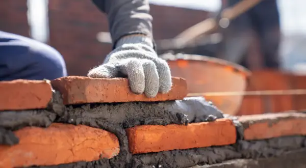 Ile kosztuje murowanie z cegły? Sprawdź ceny i ukryte koszty