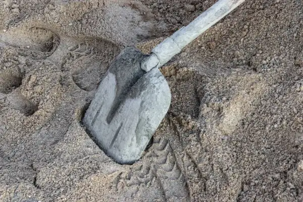 Ile łopat materiału potrzebujesz na worek cementu 25 kg?