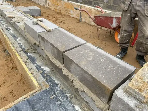 Ile zaprawy do bloczków betonowych – uniknij kosztownych błędów